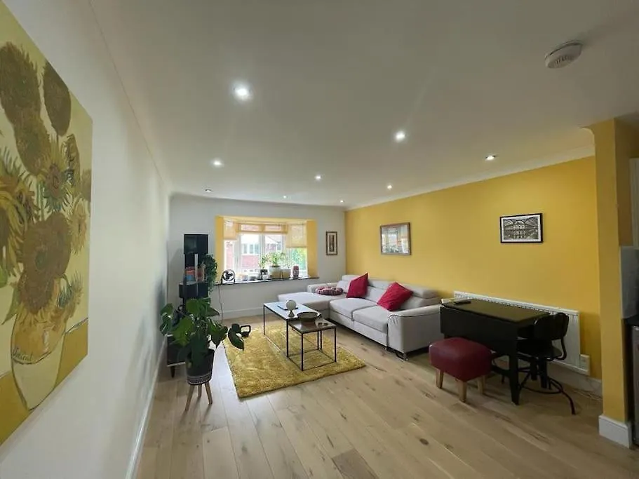 Double Room -The Stylish Yellow Flat لندن